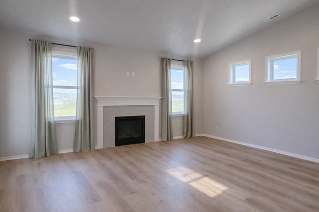 Building Photo - SOUTHRIDGE HOME! Modern Comfort Meets Everyday Convenience!