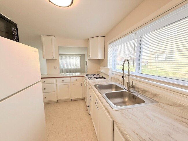 Building Photo - 8549 Niles Center Rd