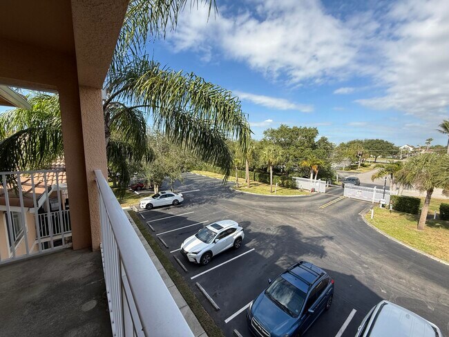 Building Photo - 301 SW Palm Dr