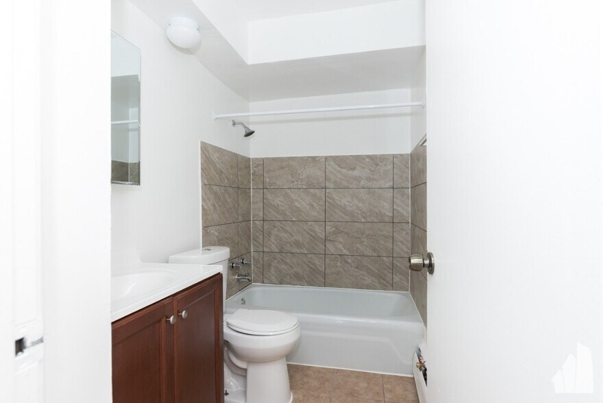 Building Photo - 1515 W Morse Ave