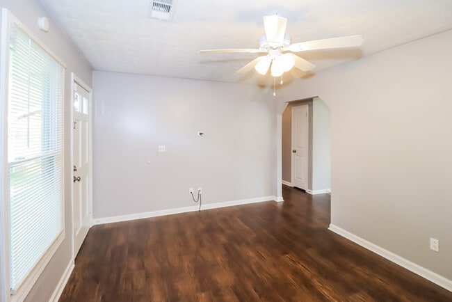 Building Photo - Fantastic 3bd/2ba home! Let yourself in!