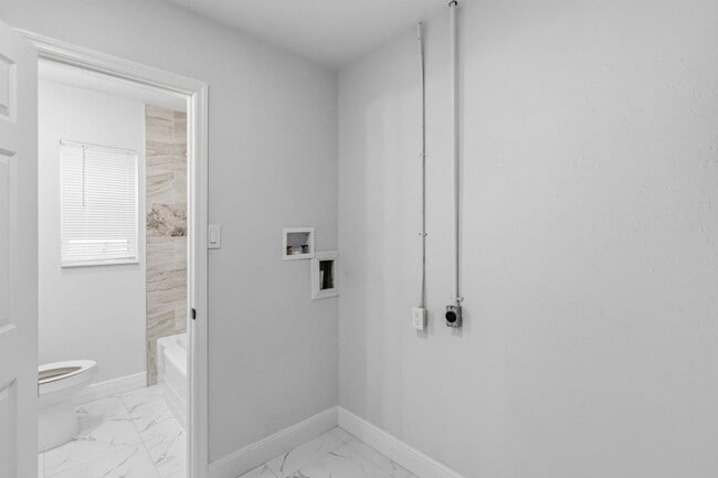 Building Photo - Beautifully Renovated 3/1 Home with Modern Finishes