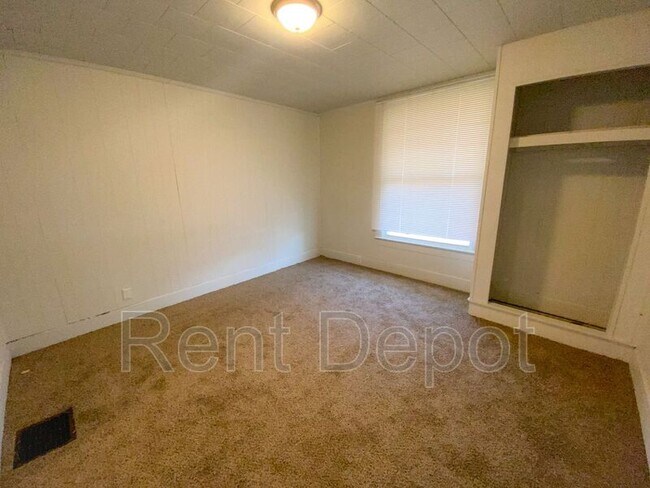 Building Photo - 433 S Evans Ave