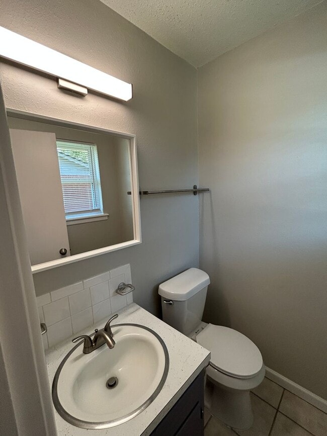 Building Photo - 3-bedroom, 1.5-bath in the MacArthur Schoo...