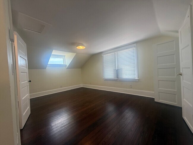 Building Photo - Beautifully updated 3 bedroom 3 bathroom home