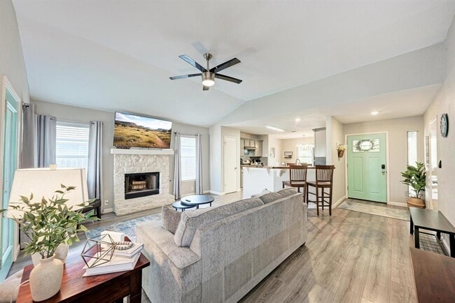 Building Photo - 2022 Balsam Way