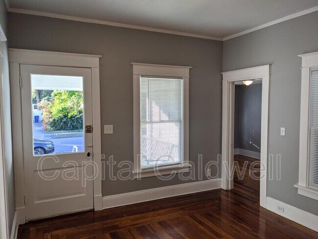 Building Photo - 304 E Hanna Ave