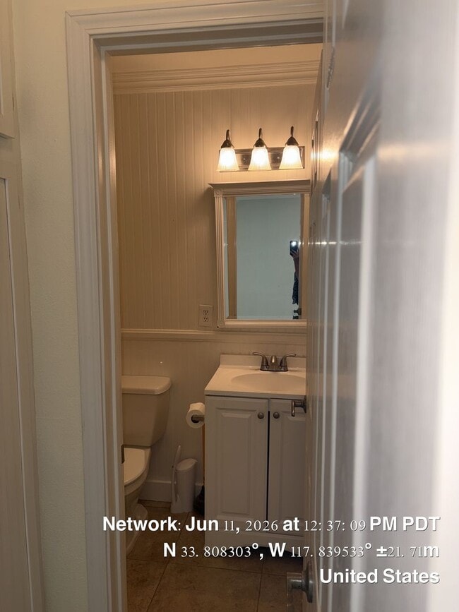 Building Photo - Two bed 1.5 bath townhome available now.