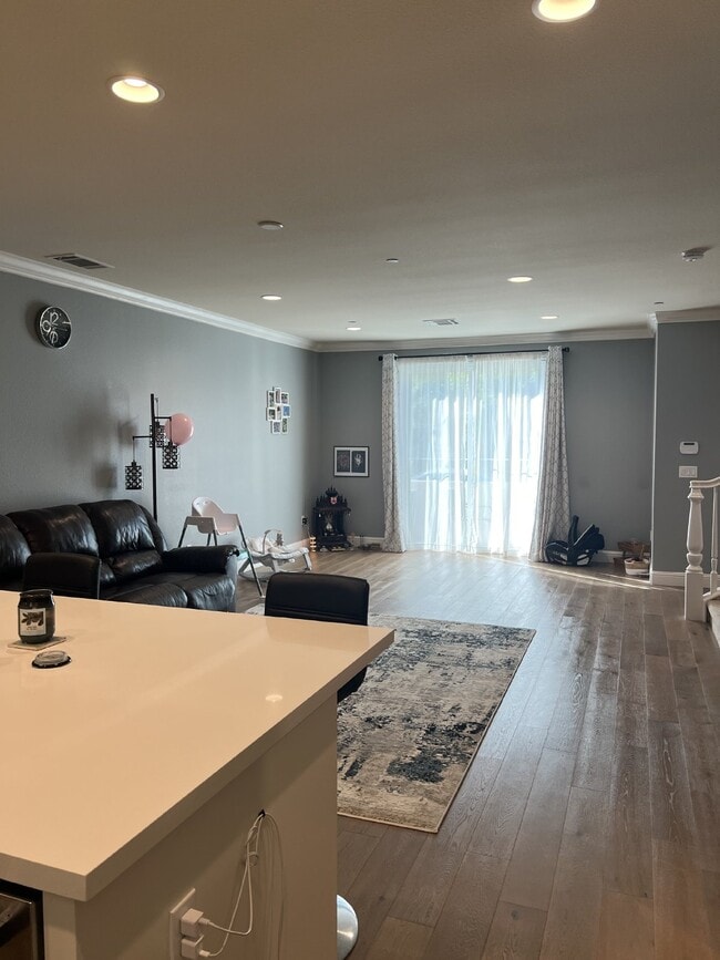 Building Photo - Gorgeous 3 Bed, 2.5 Bath Condo in Perfect ...