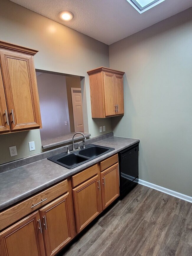 Building Photo - 3 Bedroom 2 Bathroom Condo-Spencer's Crest