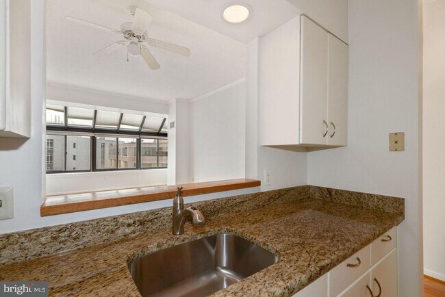 Building Photo - Georgetown. Upper *** Large, Stylish, Top ...