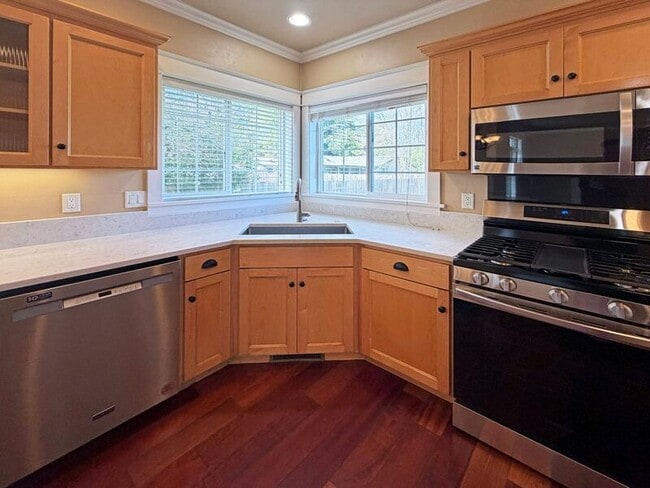 Building Photo - 520 Honeysuckle Ln