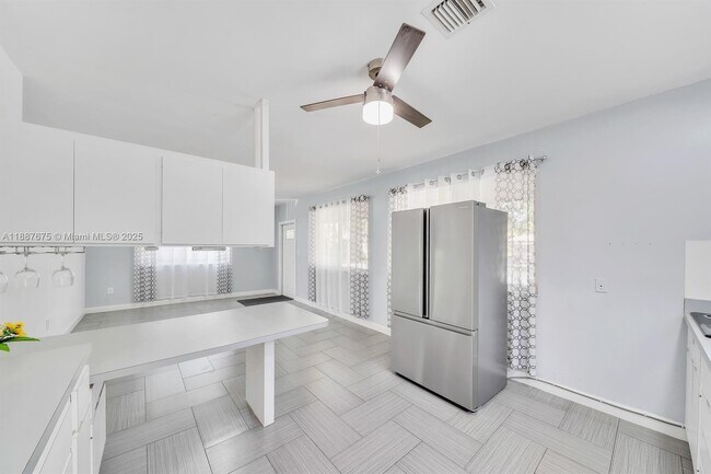 Building Photo - 1610 SW 30th Pl