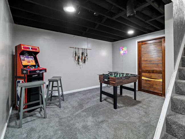 Building Photo - 4861 Pineview Dr