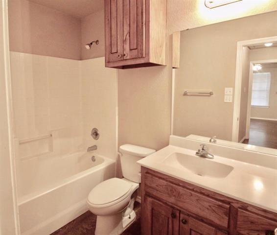 Building Photo - 956 E 3rd St