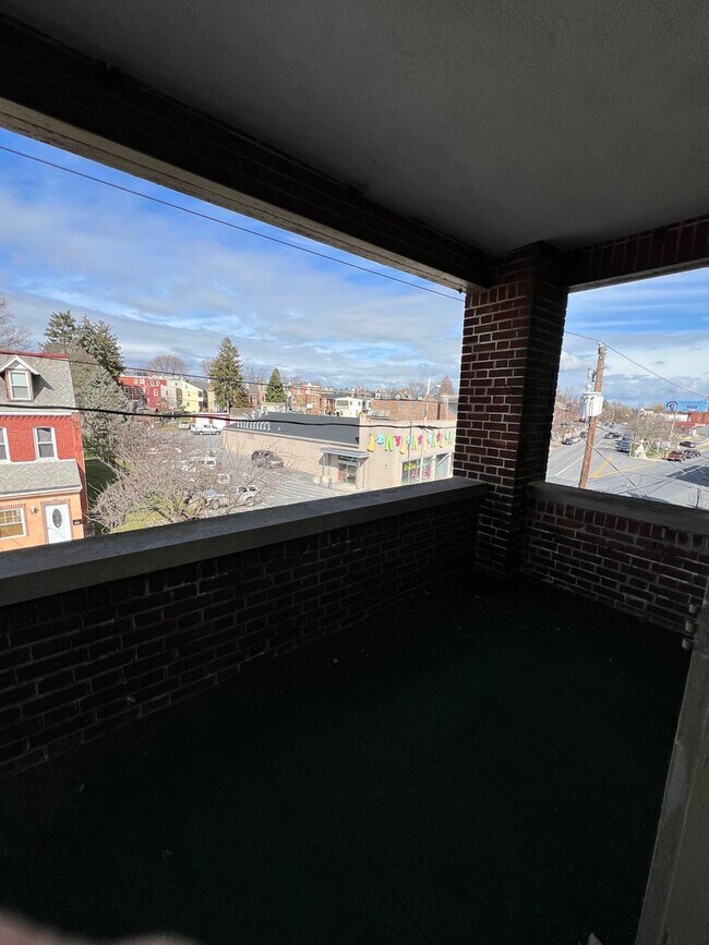 Building Photo - 714 Columbia Ave