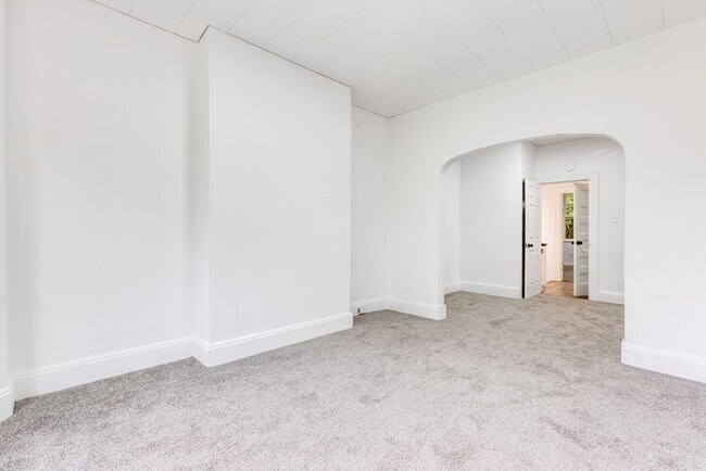 Building Photo - AVAILABLE August 2026 - Fully Renovated Mount Washington Charmer with Historic Details & Modern U...