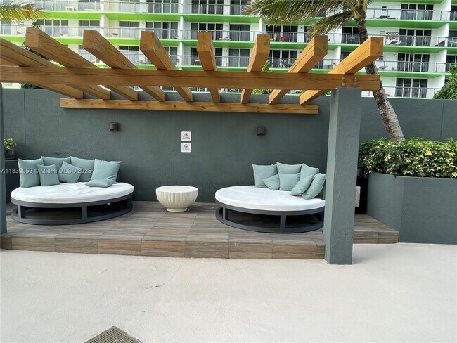 Building Photo - 1750 N Bayshore Dr