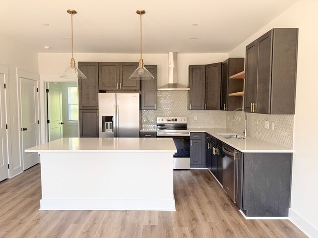 Building Photo - Fuller Style - Spacious 3-Bedroom Townhome with Pool and Pickleball Court