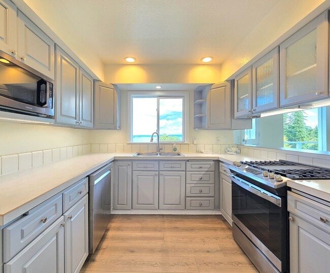 Building Photo - 2 Bedroom Home with Sound, Island and Ferr...