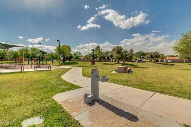 Building Photo - Location! Location! Beautiful 4 Bedroom/ 3 Bath Home! Ray/Kyrene