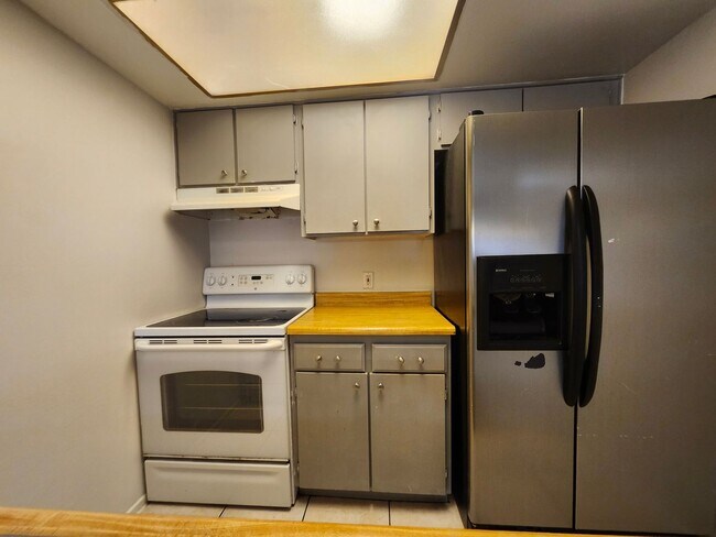Building Photo - ****Move-In Special $500 off first month r...