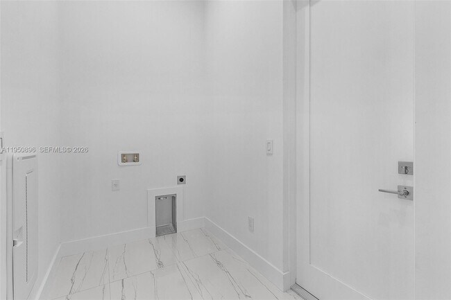 Building Photo - 2207 SW 32nd St