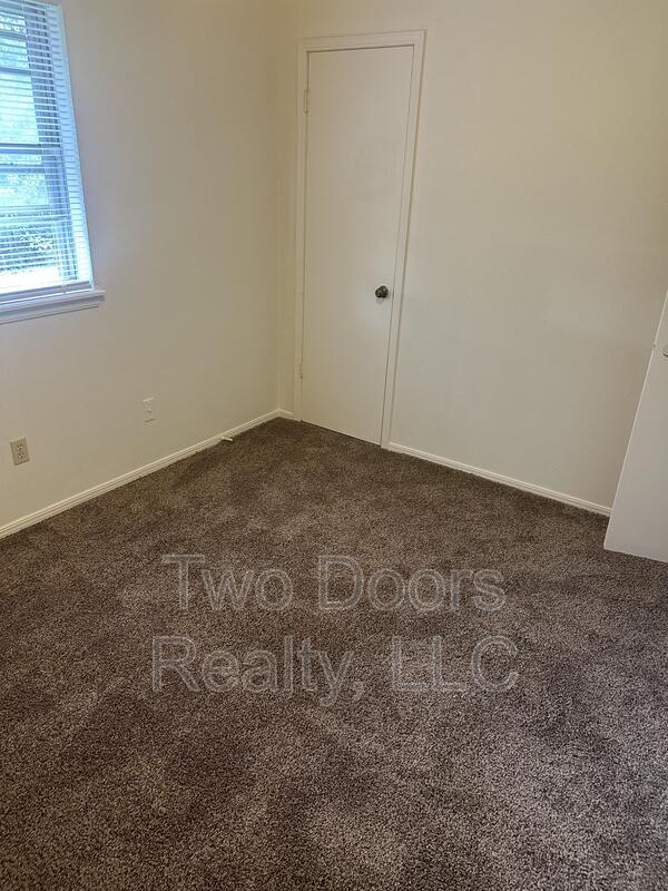 Building Photo - 2913 Gwendolyn Ln