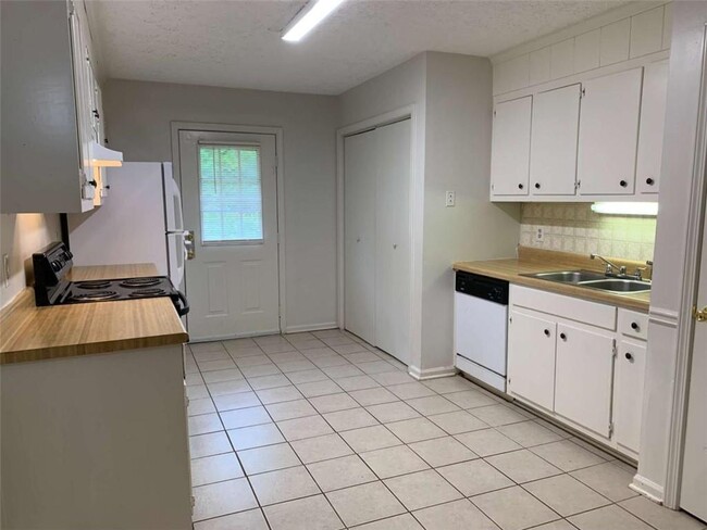 Building Photo - 120 Plum Orchard Rd