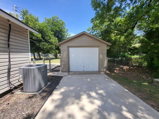 Building Photo - 2-bedroom 1 bathroom house with garage and washer/dryer provided