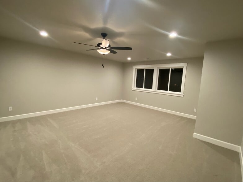 MASTER BEDROOM - 17366 SE Hemrich Rd