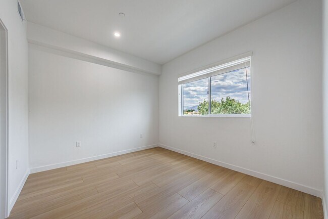 Building Photo - 11841 Runnymede St