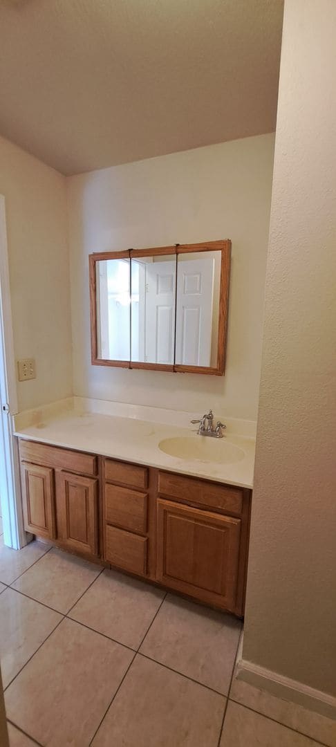 Building Photo - Wow this Charmer has 4 Bedrooms with 2 Primary Bedrooms w/Full Bathrooms