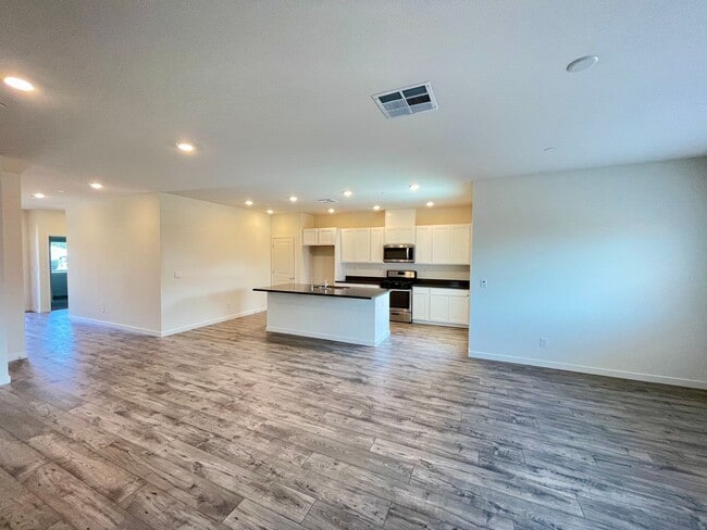 Building Photo - 754 Tamarack Ct