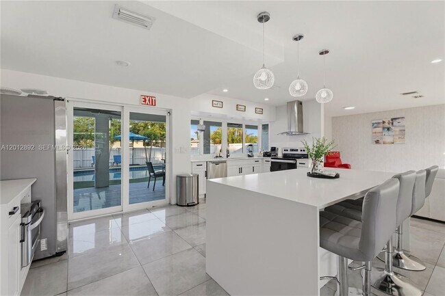 Building Photo - 632 S Crescent Dr