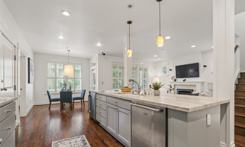 Building Photo - 1340 Bellevue Way SE