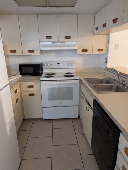 Building Photo - 555 Aster Ct