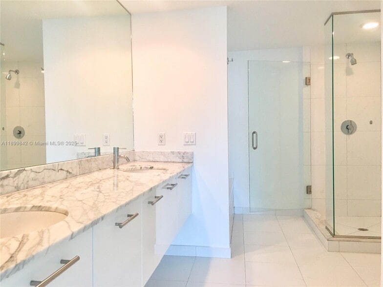 Building Photo - 500 Brickell Ave