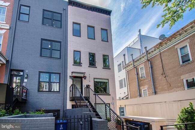 Building Photo - 2515 Ontario Rd NW