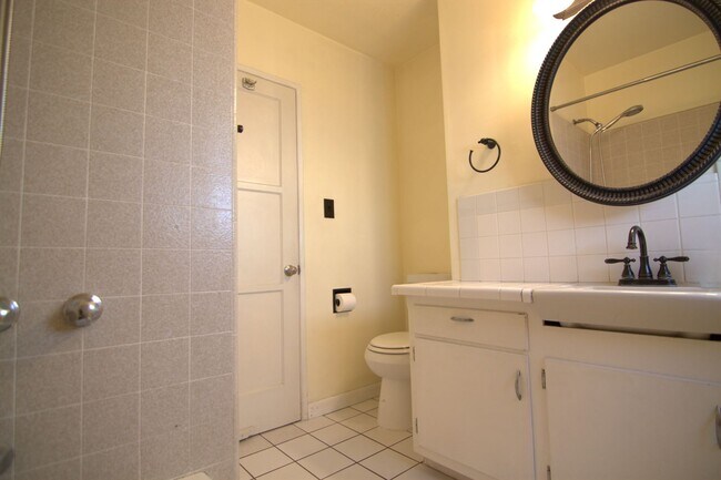 Building Photo - Charming Sun-Filled 3BR/2BA Home in Lake Balboa with Large Backyard & Fruit Trees