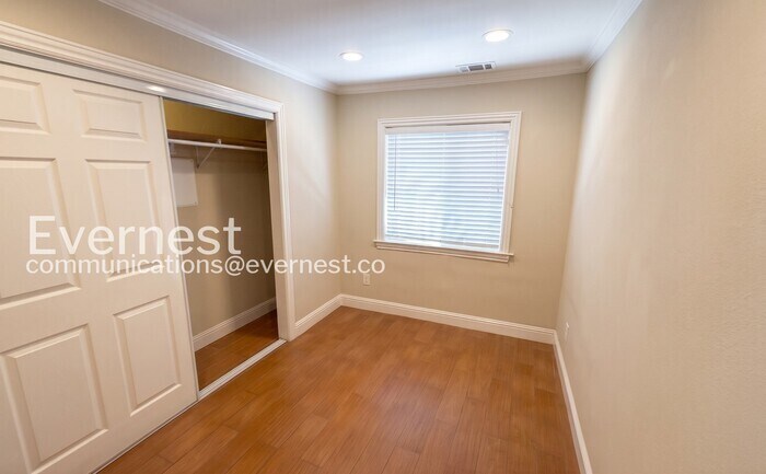 Building Photo - 1111 Madera Ave