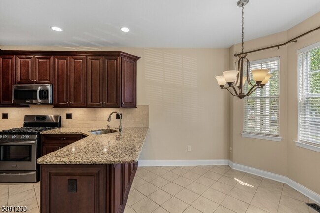 Building Photo - 15 Faxon Dr