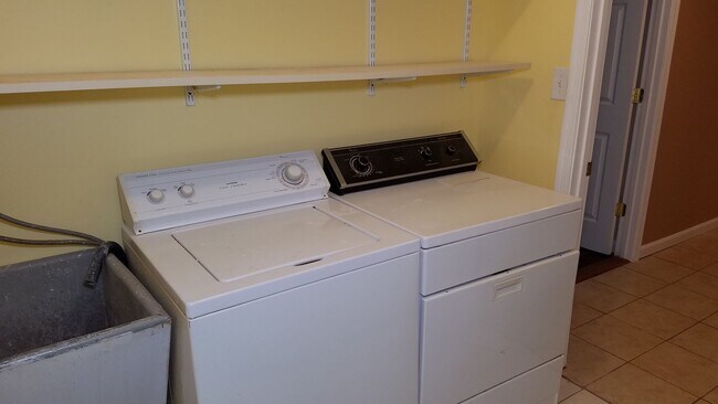 Building Photo - Spacious single family home in established Rockville neighborhood available now!