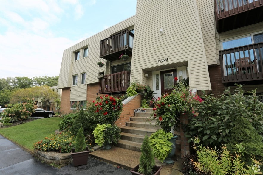 Westown Garden Apartments 27243 Westown Blvd Westlake OH 44145