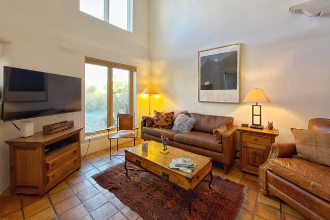 Building Photo - 624 Galisteo St