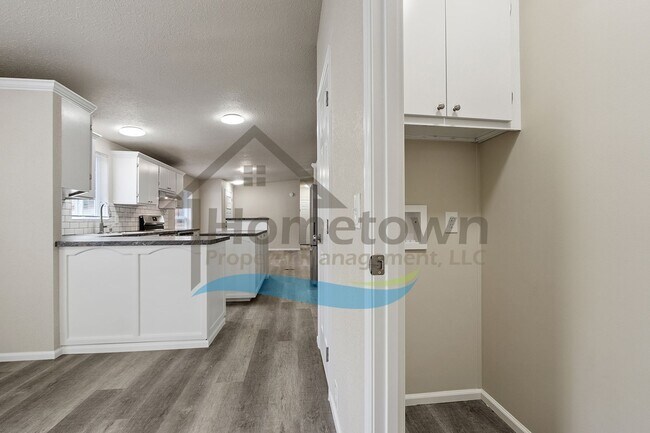 Building Photo - 3 Bedroom 2 Bathroom Home with Off-Street Parking Available in Sagle, Idaho!