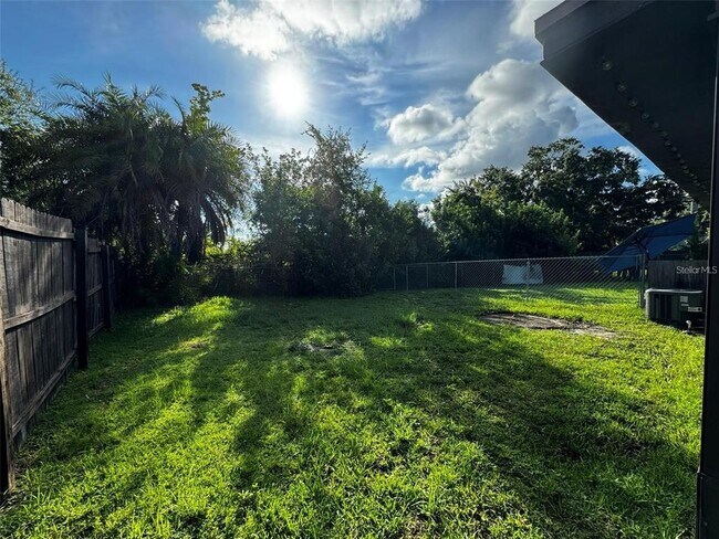 Building Photo - 1364 Fairway Dr