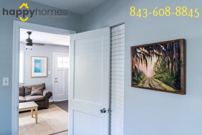 Building Photo - 2 bedroom 1 bath Cute bungalow in Riverlan...