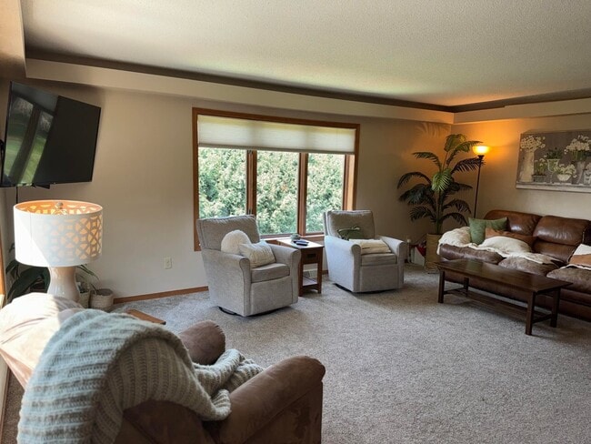 Building Photo - 209 E Larkspur Ln
