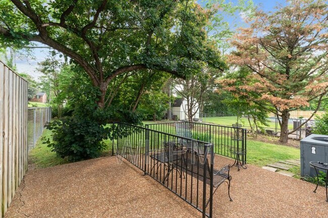 Building Photo - 258 Carriage Dr